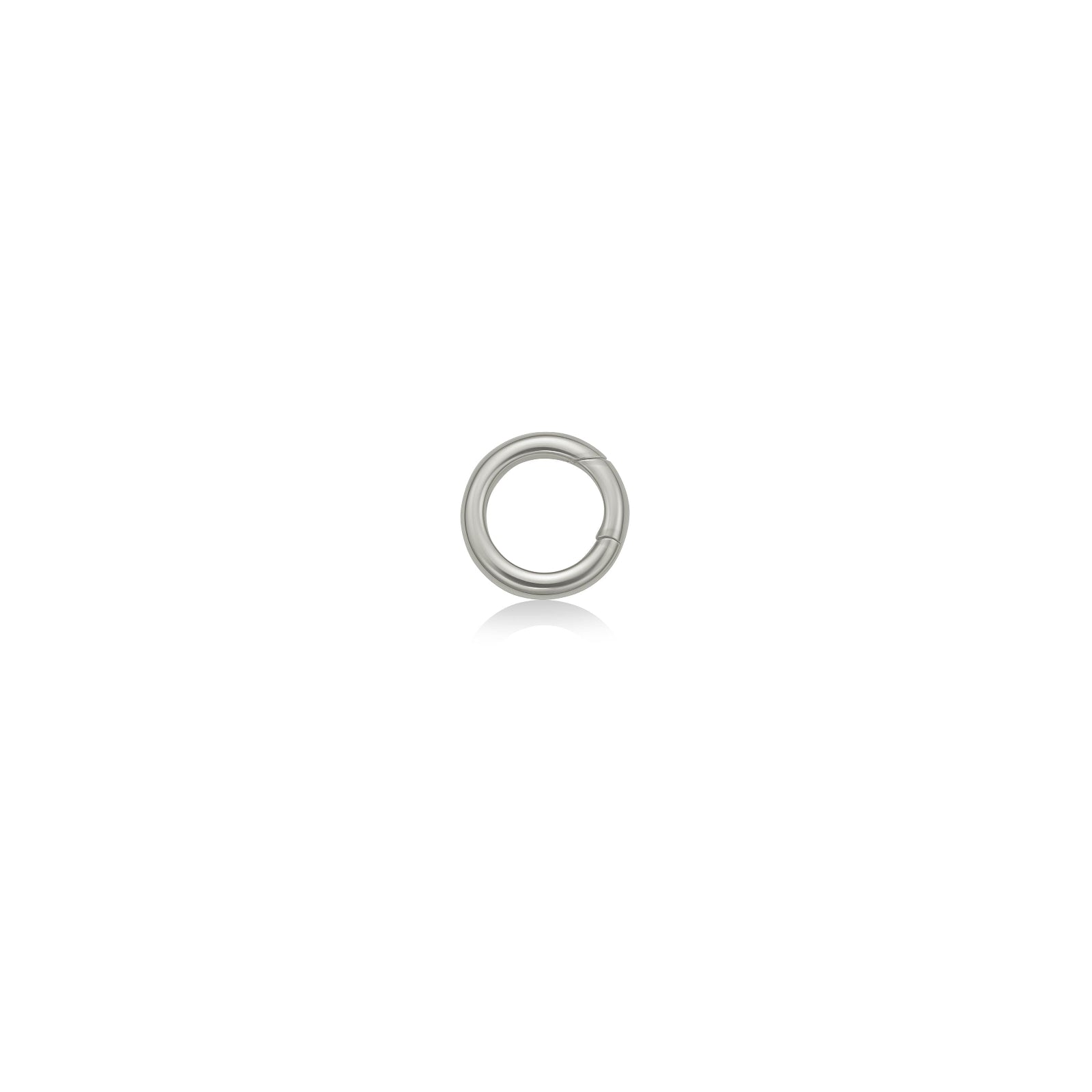 AMANDA PEARL Plain round charm lock in white gold on a white background.