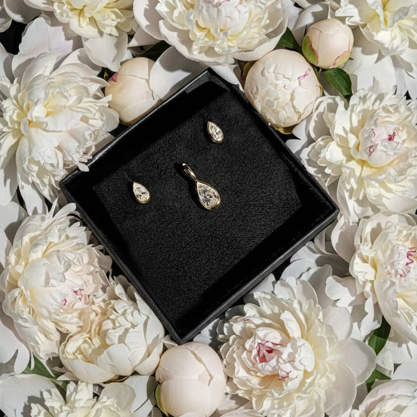 molten solitaire pear bundle on white peonies