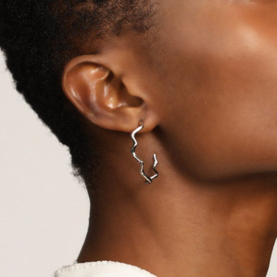AMANDA PEARL // 14K Ripple Hoop Earring - Plain